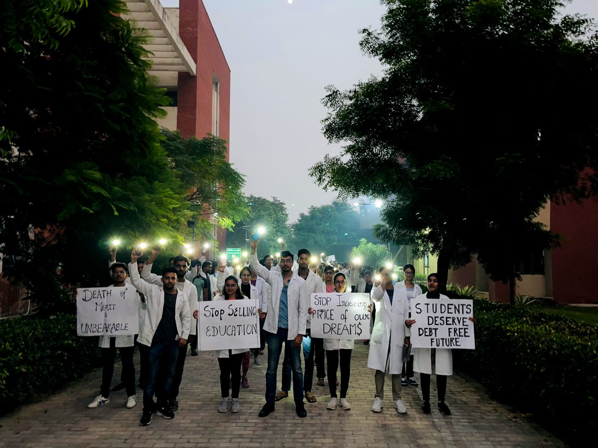 Mohittewatia59's tweet photo. #ProtestAgainstBondPolicy
#BlackDays 
#MBBSHaryana
@narendramodi @PMOIndia 
@Rajshri_IPS  @EduMinOfIndia @MoHFW_INDIA @mlkhattar @M_Lekhi @msisodia @ArvindKejriwal @BhagwantMann @RahulGandhi https://t.co/dR0iaKdrog