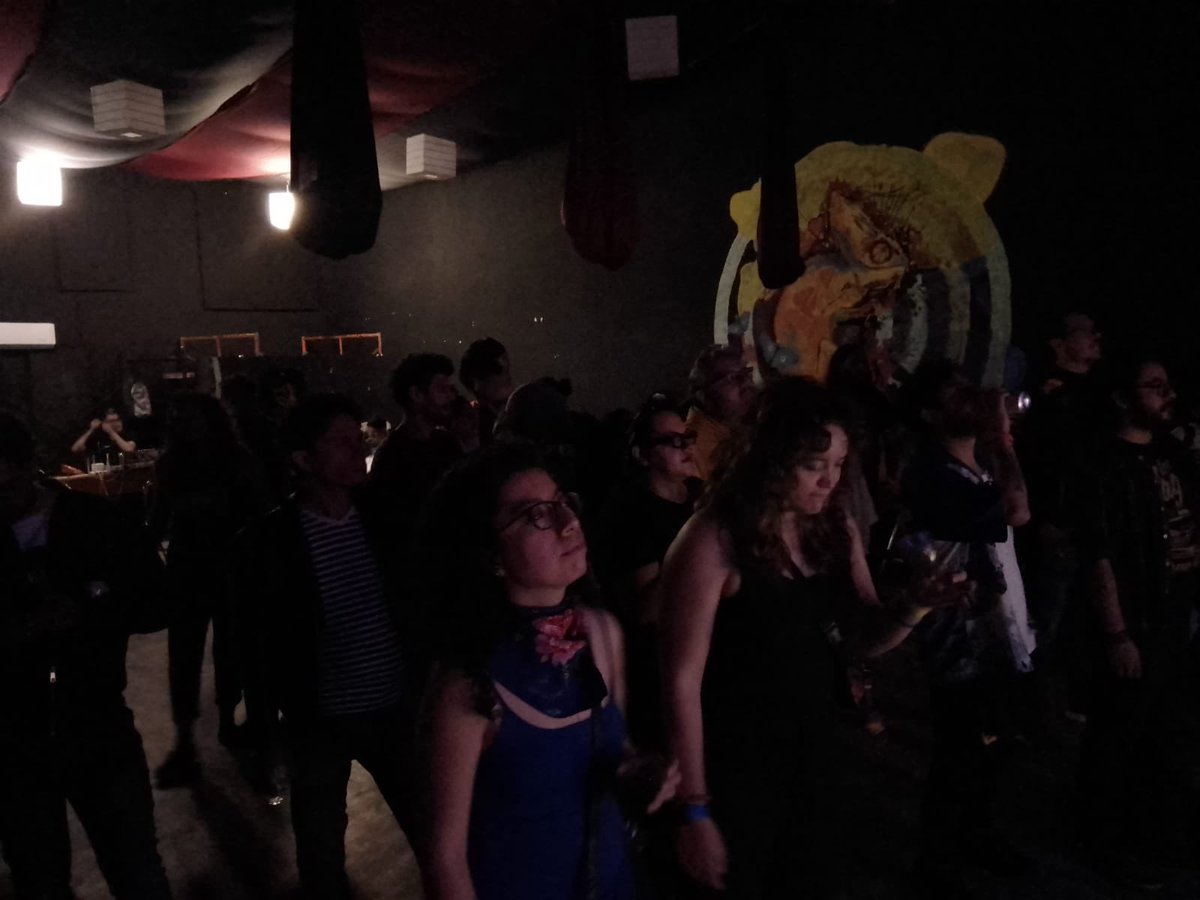 Invenciblenet's tweet photo. Empezamos la noche en el #Meraki en el show de los @LOSFRENETICOS1, con el grupo The String Aflame que está presentando “Pyre” su nuevo material con un gran sonido de música Surf #coberturainvencible
📸:@UlisesGarciaS2 🏄‍♂️ 

#invencibleradio 🌐https://t.co/Ly7r9eXKkt https://t.co/RGiBBkPlwe