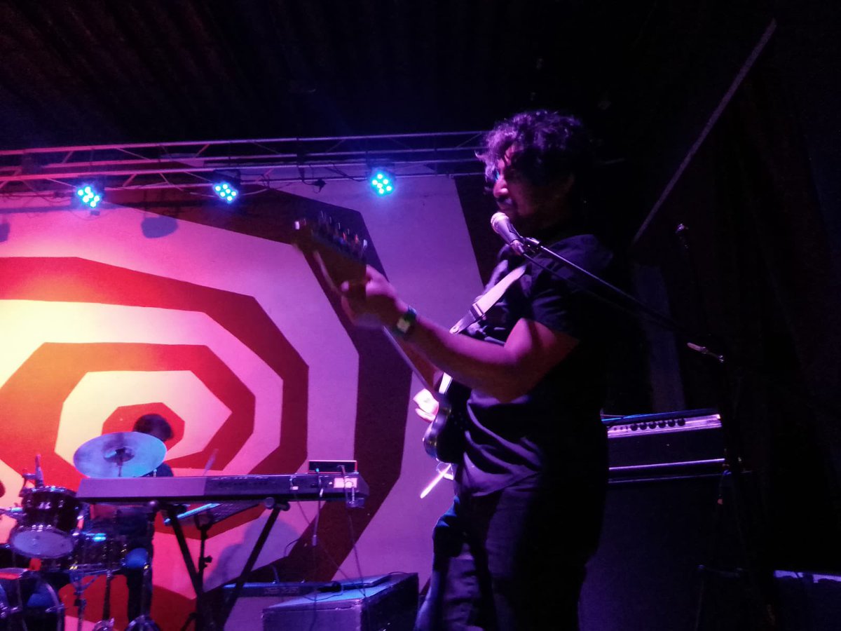 Invenciblenet's tweet photo. Empezamos la noche en el #Meraki en el show de los @LOSFRENETICOS1, con el grupo The String Aflame que está presentando “Pyre” su nuevo material con un gran sonido de música Surf #coberturainvencible
📸:@UlisesGarciaS2 🏄‍♂️ 

#invencibleradio 🌐https://t.co/Ly7r9eXKkt https://t.co/RGiBBkPlwe
