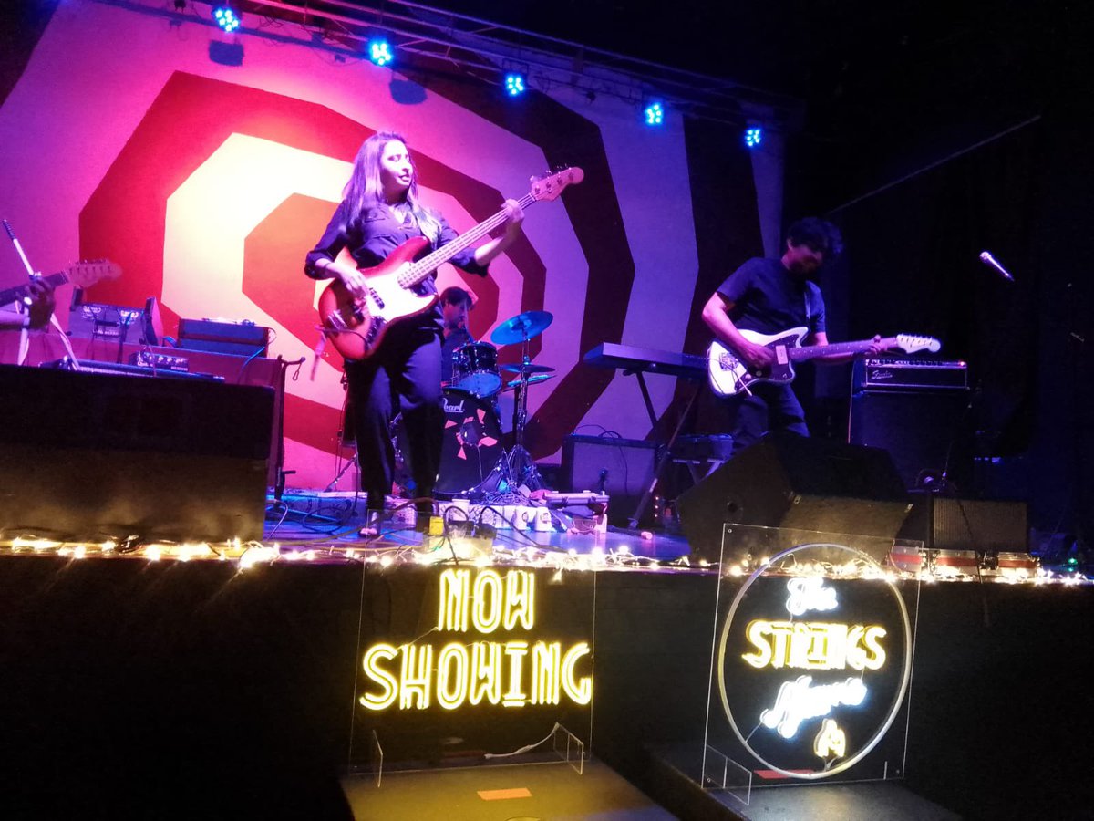 Invenciblenet's tweet photo. Empezamos la noche en el #Meraki en el show de los @LOSFRENETICOS1, con el grupo The String Aflame que está presentando “Pyre” su nuevo material con un gran sonido de música Surf #coberturainvencible
📸:@UlisesGarciaS2 🏄‍♂️ 

#invencibleradio 🌐https://t.co/Ly7r9eXKkt https://t.co/RGiBBkPlwe