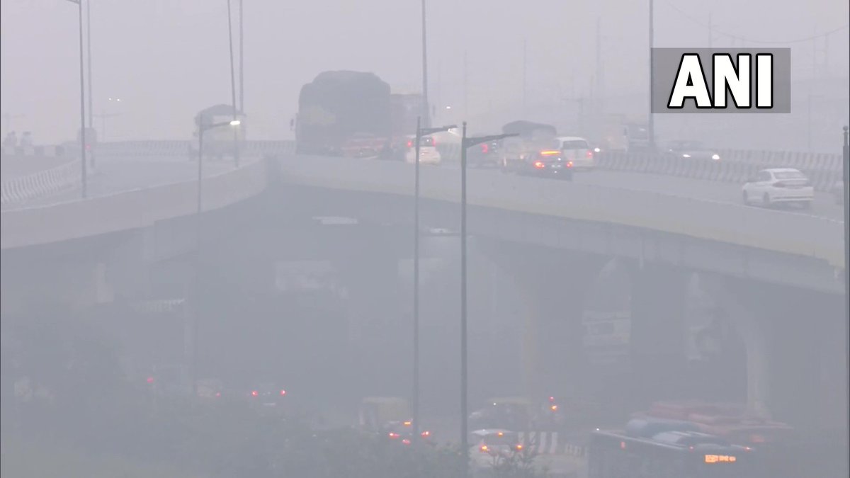 EconomicTimes's tweet photo. Delhi shrouded in smog as air quality remains in the 'Severe' category; Visuals from the area around Signature Bridge. https://t.co/JBZ5y6VYg6