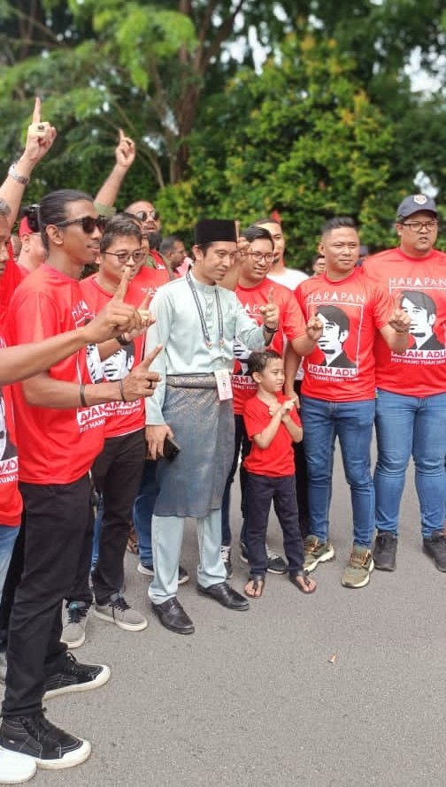 _ezalzamri's tweet photo. Alhamdulillah! Sdr @AdamAdli selesai mendaftarkan diri di Hang Tuah Jaya! Calon No 1!!! #PRU15 #P137 #HangTuahJaya #Harapan #KitaBoleh https://t.co/HRVMTcltTw