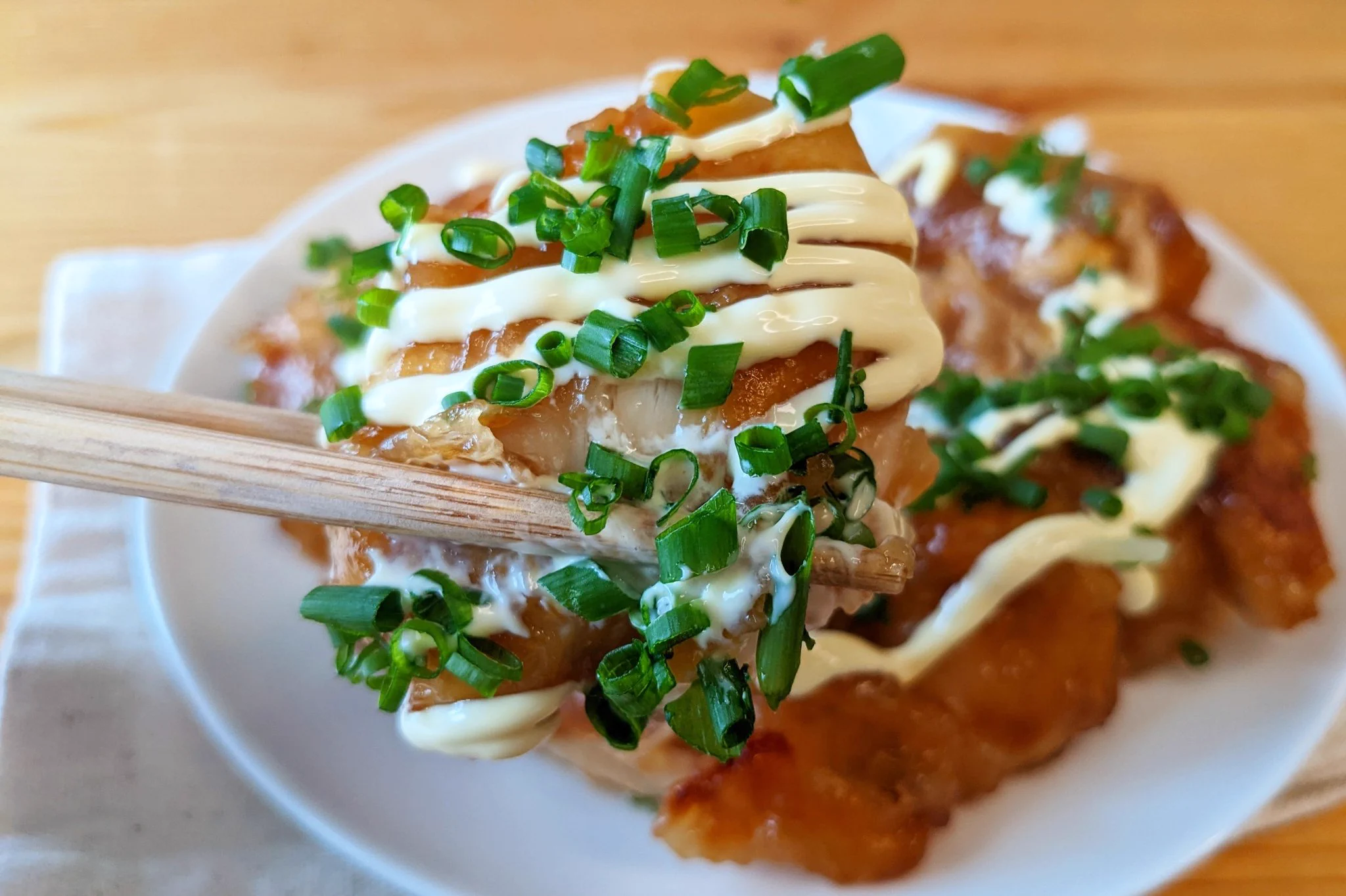 ご飯が進む進む！「鶏もものネギマヨ甘酢炒め」。
