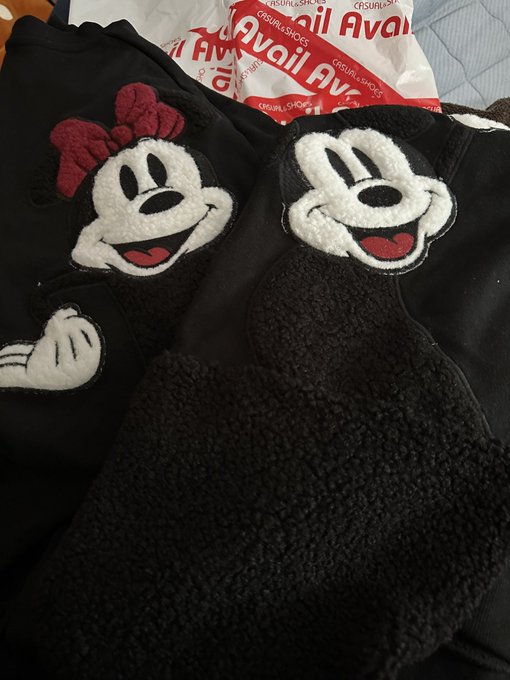 アベイル ディズニー コラボ22冬 手つなぎトレーナーがお揃いコーデに 品番 種類