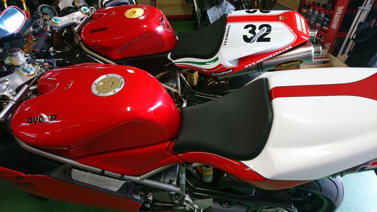 oHpy6nG7zT2a9ic's tweet photo. 996に996FE
このモデルさえもう20年経つという・・
まして916なんか全く見なくなった

あの人、916SP納屋に放置したままなんだよな・・
#916SP
#996SPS
#996R
#996FE
#998R https://t.co/hC8gaMYHUz