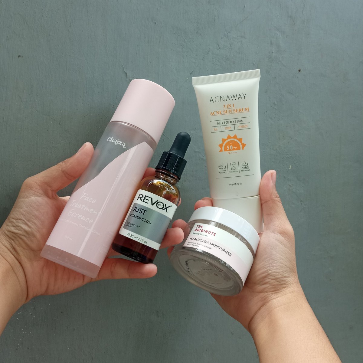 wnisekai's tweet photo. jangan lupa reapply sunscreen, yaw~

JUST 20% Vitamin C Serum mau dikawinin sama sunscreen apapun tetep klop ya 🥹
Vitamin C Serum + Sunscreen = ✨perfect combo✨ https://t.co/DPnXtwHV7l