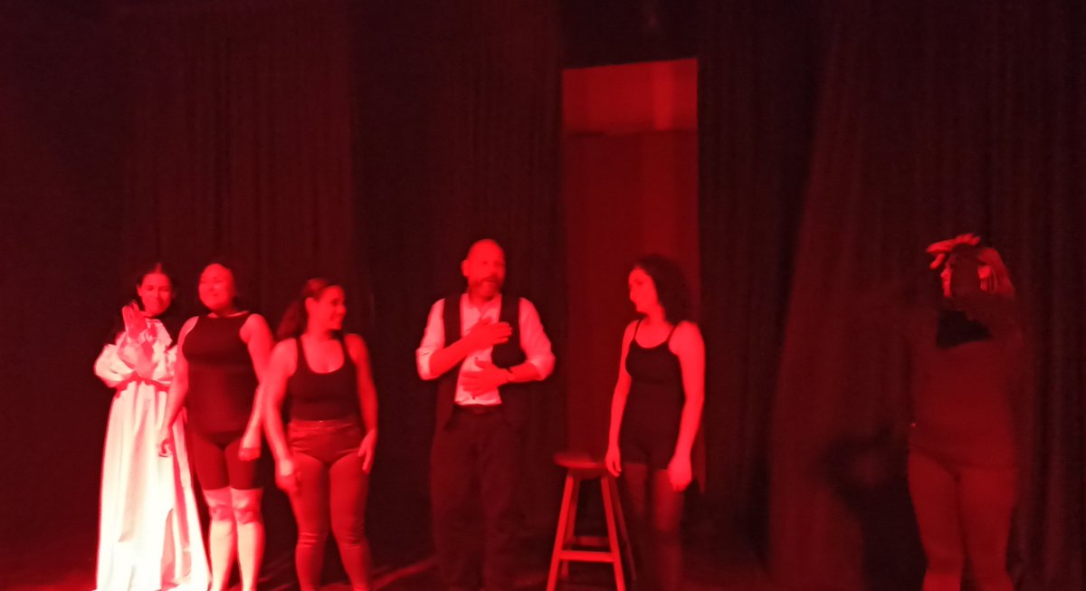 Noche de teatro. "Fracturados." Realidades de pos pandemia, en un país que no se parece para nada al nuestro. 😉 "Cualquier parecido con la realidad no es coincidencia" teatro el Trueque - Medellín. Excelente obra. <a href="/TeatroElTrueque/">Teatro El Trueque</a>