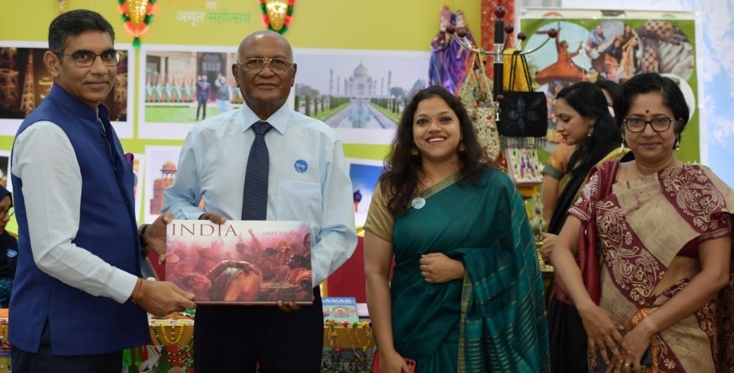 HaswellUN's tweet photo. Thank you @HCIMaldives #IncredibleIndia for your vibrant contribution & wonderful henna designs at #UNDAY2022 in Maldives with UN family & Member States. Beautiful insights into the rich tapestry of India's diverse culture 🙏
@UNMaldives https://t.co/BKV5mlr0G2