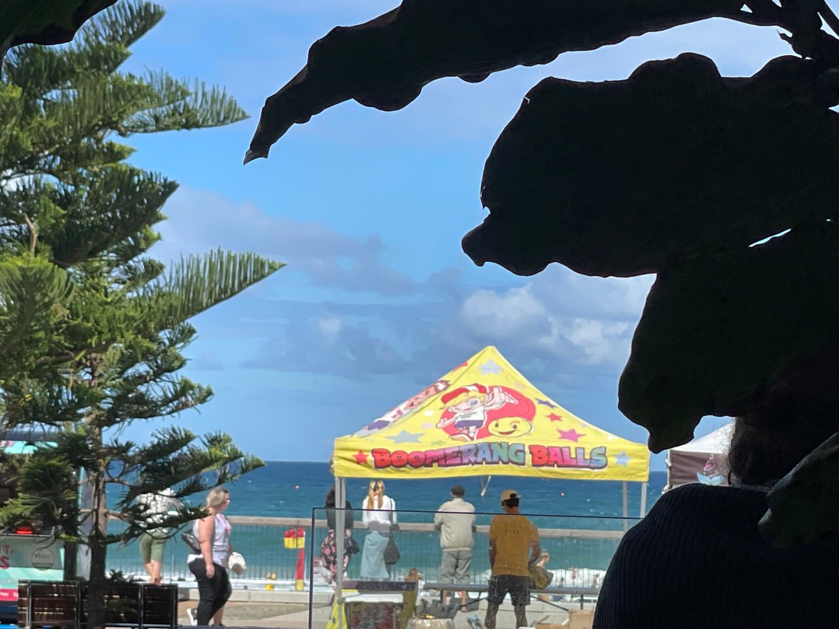 Mumma_Mac's tweet photo. @DonnieWahlberg gotta say the view from @Wahlburgers surfers paradise, Australia is amazing! Sitting here eating great food with my NK girl watching the waves crash on the beach!  Not a bad way to spend a saturday. https://t.co/A9IBJWVzoM