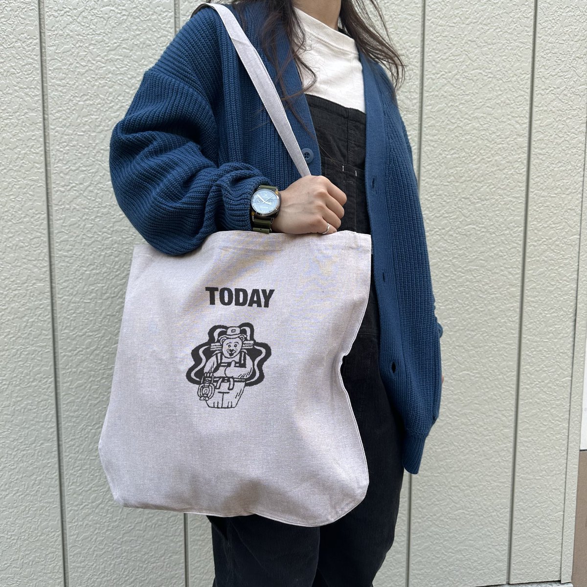 plan_ter's tweet photo. MUJIcomホテルメトロポリタン鎌倉店にて開催中の
「鎌倉ウィンメルブック展」にて新しいバッグが購入できます！
ブランチをたかるクマ、今日キャンプ行く気満々のクマ、静かに歩くネコ、不機嫌なブタ。
他にも2023年カレンダーやレター��ットなども販売してまーすっ！
11月7日までやってます！ぜひっ！ https://t.co/EXff91MnvM