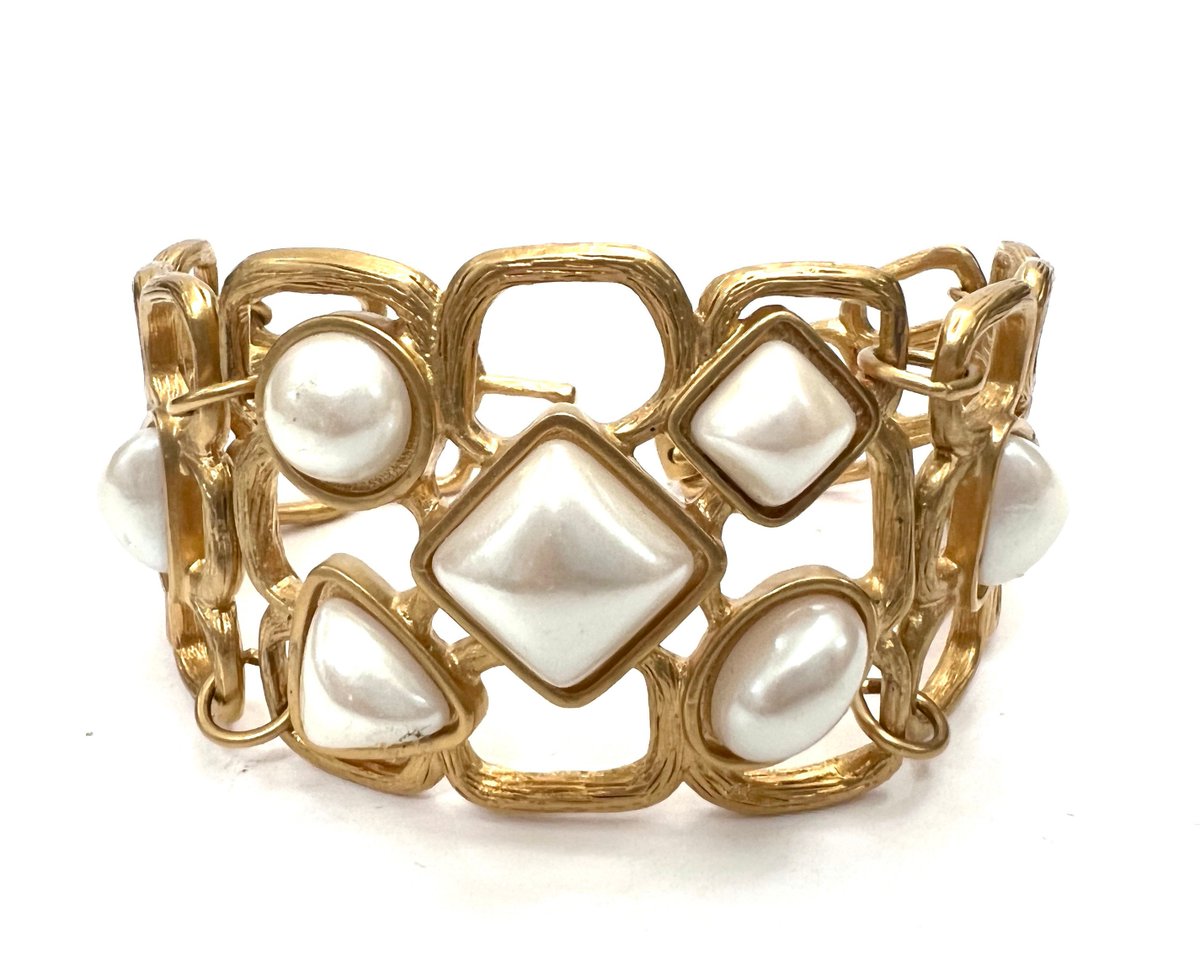 VintageImagine's tweet photo. Modernist Textured Gold Tone Link Bracelet Matte Gold Tone Metal Faux Pearls Open Metal Work in Modernist Design Signed Gift for Her #MatteGold #FauxPearls
$84.0
β€ https://t.co/Q9eY4q9EzZ https://t.co/UIUJsceodE