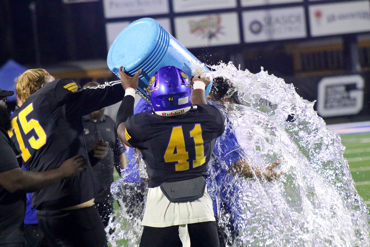 dmac21bucs's tweet image. #PhotosOfTheNight from Brunswick's region championship game win over Effingham County