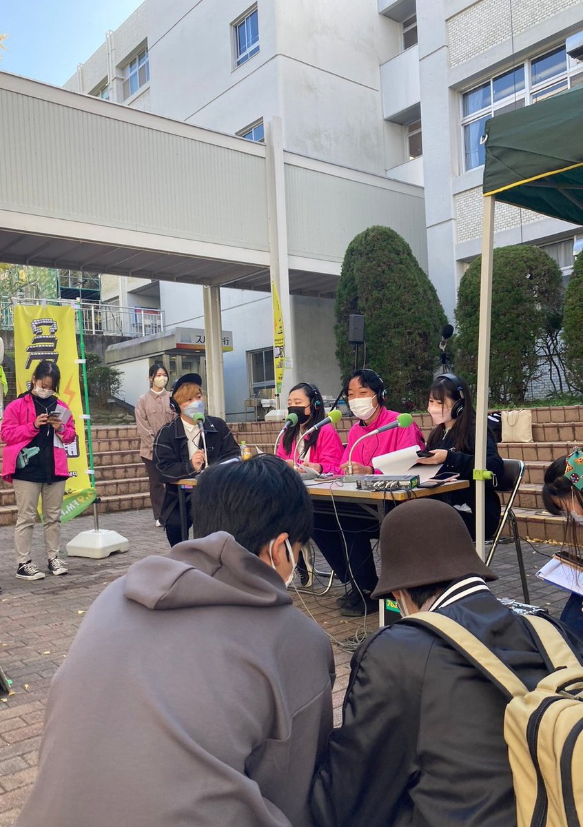 SUF_EC's tweet photo. 【Cue-FM On demand🎤】
生協第一食堂前では、静岡大学Cue-FM放送研究会さん(@CueFMshizuoka)がラジオ特番を放送してくださいました✨
当委員会の委員長と財政部長もゲスト出演！手前のお姉さんの声がめっちゃ透き通っていましたし、奥のお兄さんの回しがプロでした...😌 https://t.co/WucWeIkhNx