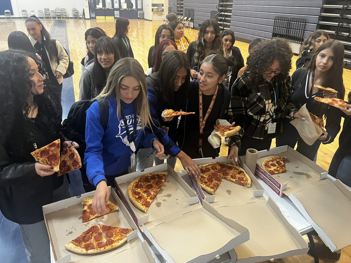A huge thank you to @DVHSWSoccer and @DelJrotc for going above & beyond donating to our SEL Reynolds Home project! Pizza well-deserved! Thank you to our principal @IvanCedilloYISD for supporting our cause! #OFOD @DVHSYISD