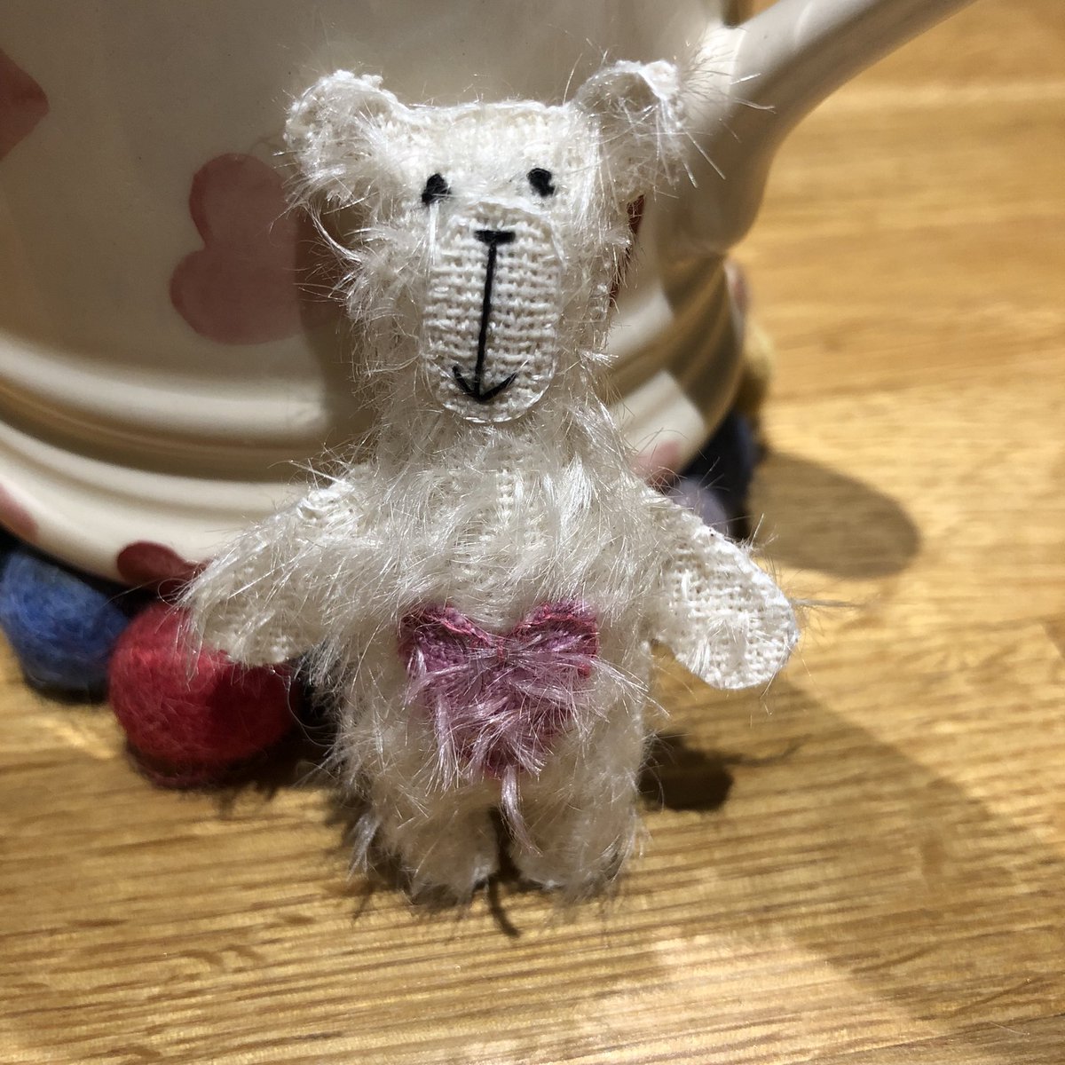 Saturday furry #pocketbear has a a big pink heart sewn on with sparkly pink thread 😀
#mohairbear  #pocketbears #handsewn #bears #collectable #bear #handstitched #minibears #smallgifts #pockethug #etsyseller #etsyshop #teddybear 😊🐻💖