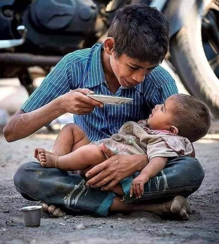 Alonerayaan's tweet photo. नन्हें पाव थे फिर भी खड़ा हो गया एक भाई बहन के लिए माँ जितना बड़ा हो गया..❤️
#GoodMorningTwitterWorld https://t.co/JsRzb3z1Dk