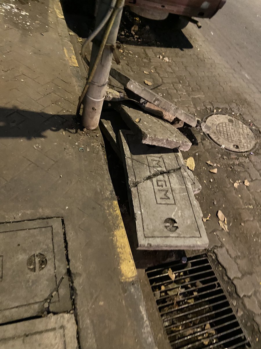 anupamapatnaik's tweet photo. Please pick up this khatara and these concrete drain covers on 15th road Bandra West . Between Khar Pali and 33rd.
#removekhatara #clearroads https://t.co/WtFAHSBu8t