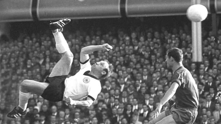 Happy birthday to Germany\s legendary striker Uwe He would have turned 86 today 