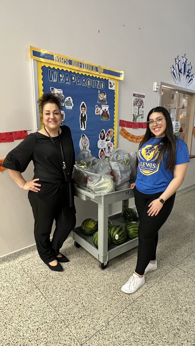 It’s Brighter Bites Friday! This means students all over HISD will go home with fresh fruits and vegetables for the weekend. Thank you <a href="/AraceliMedinaW1/">Araceli Medina Wraparound</a> @lewiseshisd and <a href="/HoustonFoodBank/">Houston Food Bank</a> for being a champion for kids and for the community. 🍌🍍 🫶🏾@HISD_Wraparound <a href="/MsMaggieRamon3/">Maggie Ramon</a>