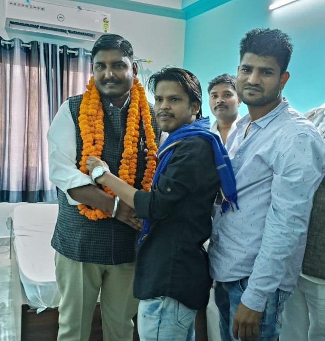 RahulDevAzad007's tweet photo. @Bhimarmy_BEM के राष्ट्रीय महासचिव बड़े भाई माननीय @Kamalwalia_ जी के प्रयागराज आगमन पर मुलाकात हुई साथ ही संगठन व अन्य मुद्दों को लेकर बात हुई।

राहुल देव आजाद
पूर्व विधानसभा प्रo आसपा
261 शहर पश्चिमी इला०

@BhimArmyChief @AbdulDanishASP @SomuHelaASP @AkhilekhKumar @ASP4UP https://t.co/H3ly7zBFI2