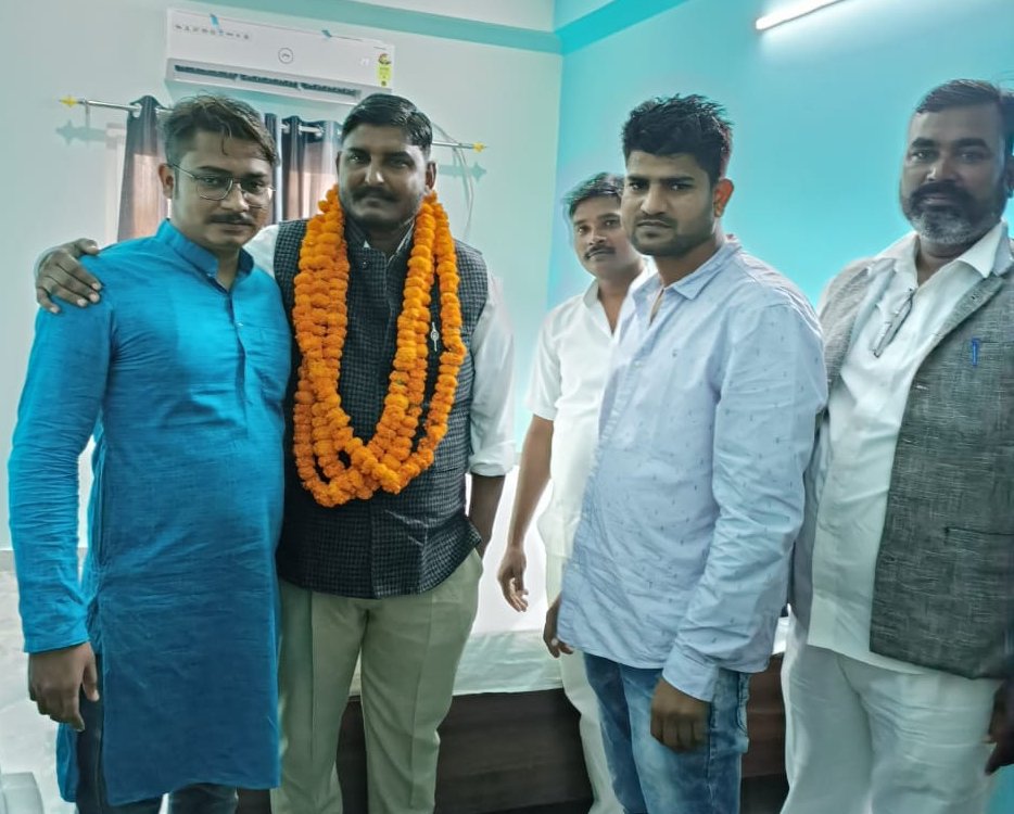 RahulDevAzad007's tweet photo. @Bhimarmy_BEM के राष्ट्रीय महासचिव बड़े भाई माननीय @Kamalwalia_ जी के प्रयागराज आगमन पर मुलाकात हुई साथ ही संगठन व अन्य मुद्दों को लेकर बात हुई।

राहुल देव आजाद
पूर्व विधानसभा प्रo आसपा
261 शहर पश्चिमी इला०

@BhimArmyChief @AbdulDanishASP @SomuHelaASP @AkhilekhKumar @ASP4UP https://t.co/H3ly7zBFI2