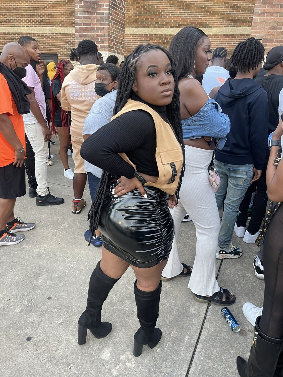 starring_ken's tweet photo. bad ๐ฉ๐ฝ, she look fine, yea she does it #hoco2k22 https://t.co/rZECGBfGPC