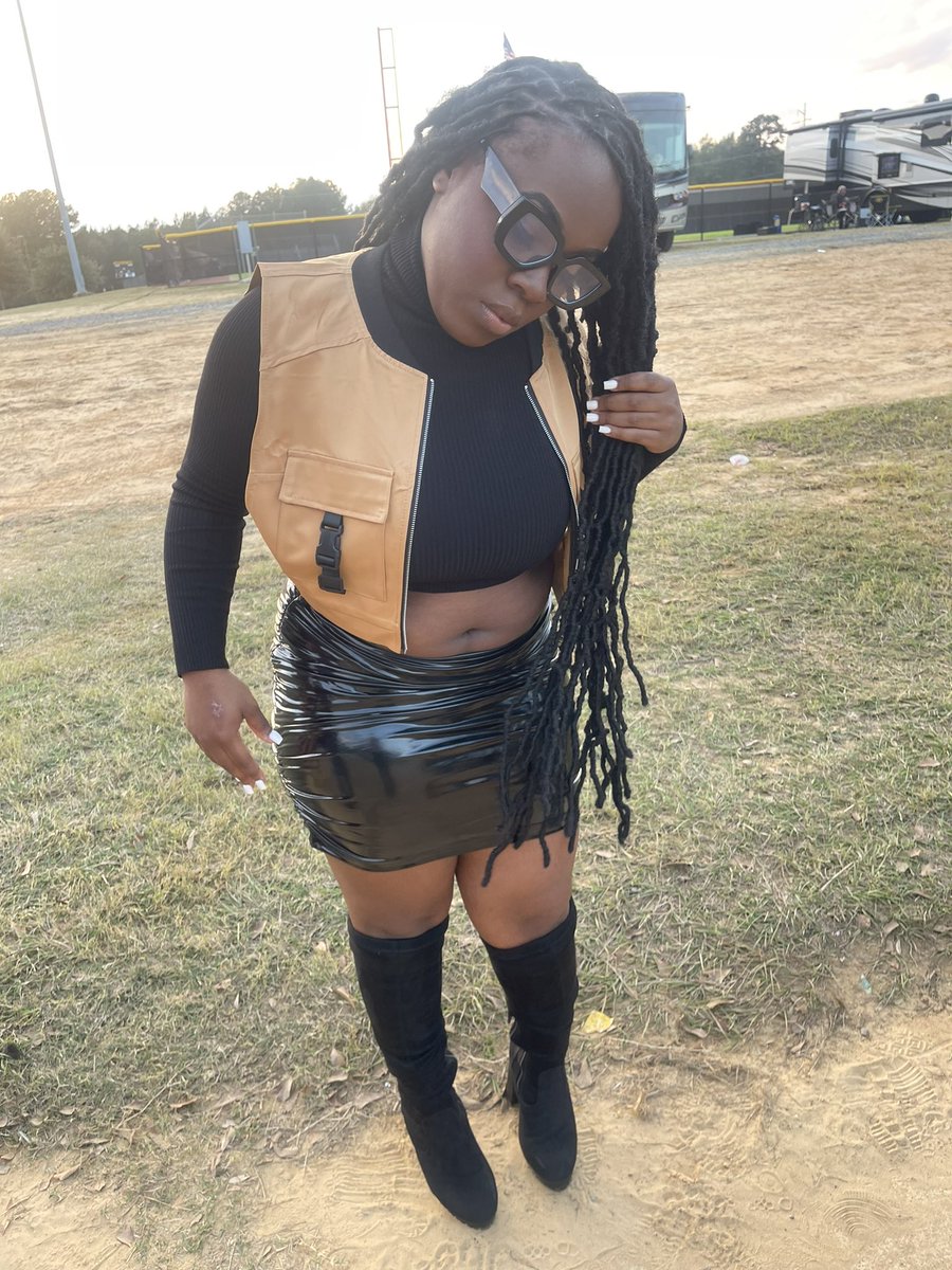 starring_ken's tweet photo. bad ๐ฉ๐ฝ, she look fine, yea she does it #hoco2k22 https://t.co/rZECGBfGPC