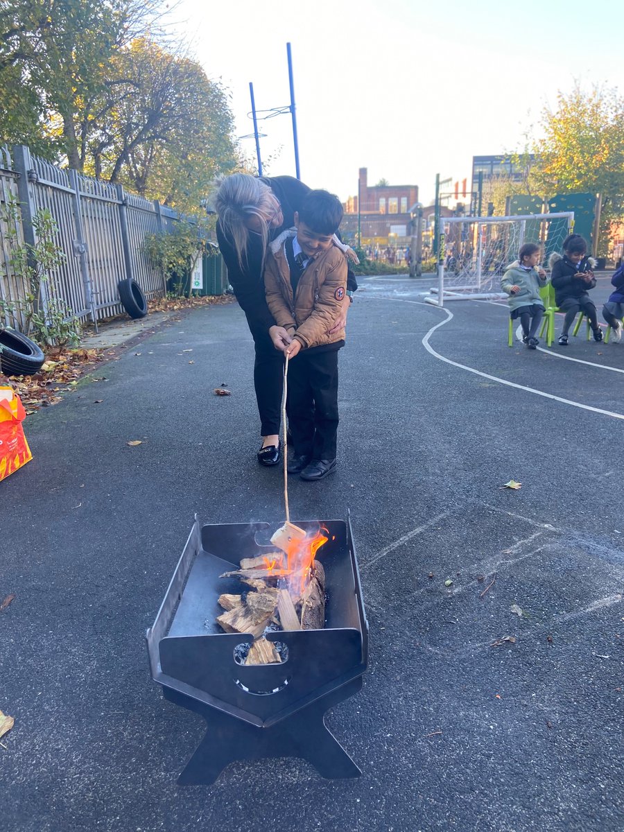 ReceptionHoly's tweet image. Enjoying our very own bonfire. #eyfsrocks #reallifeexperiences @HolyFamilyScho1 @BCPP__ @BhamDES