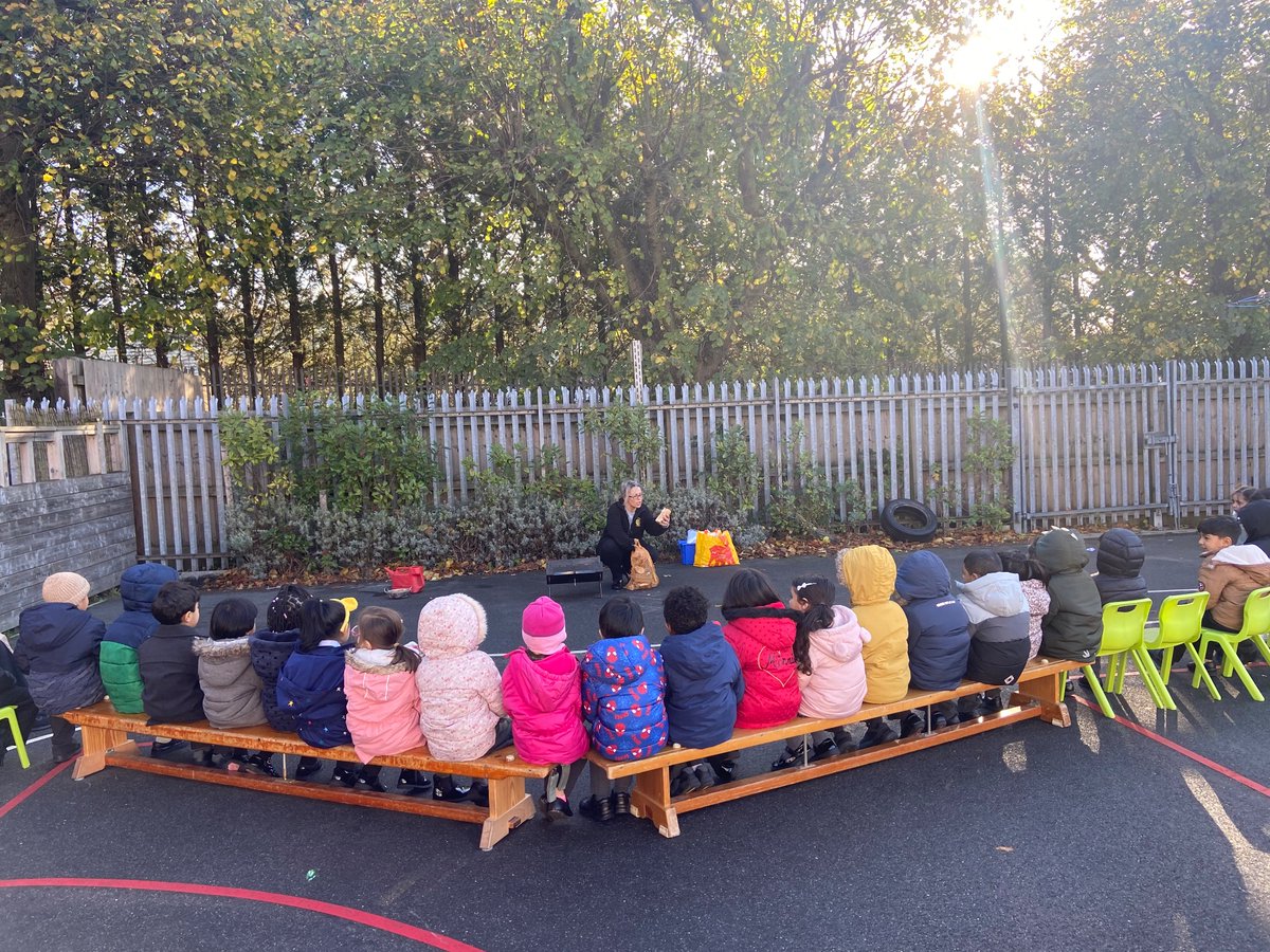 ReceptionHoly's tweet image. Enjoying our very own bonfire. #eyfsrocks #reallifeexperiences @HolyFamilyScho1 @BCPP__ @BhamDES
