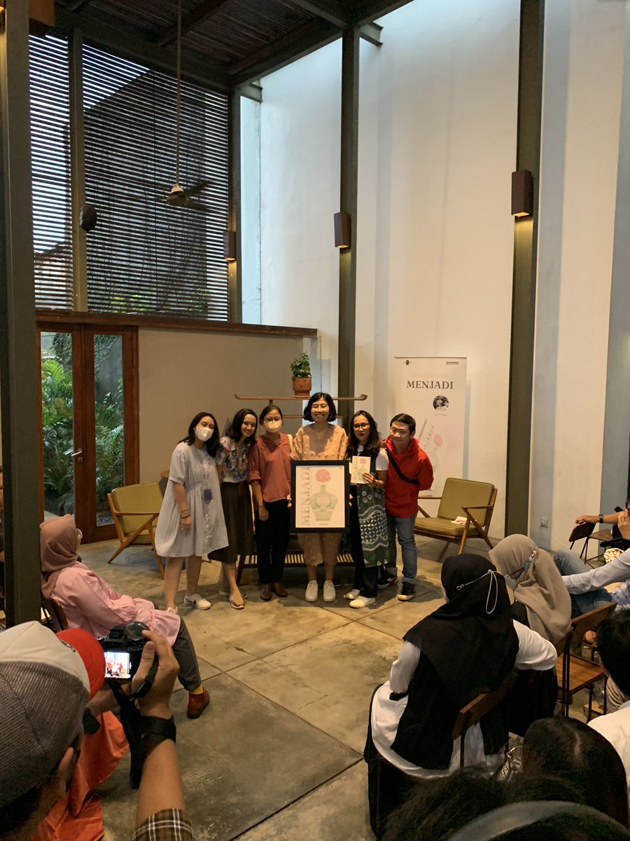 bukugpu's tweet photo. Selamat Afu @Afutami โจ๐คโจ #BukuMenjadi resmi diluncurkan. Teman-teman, selamat membaca, SELAMAT #MENJADI! ๐ #bukugpu #PearPress https://t.co/yIhTUu3Qlh