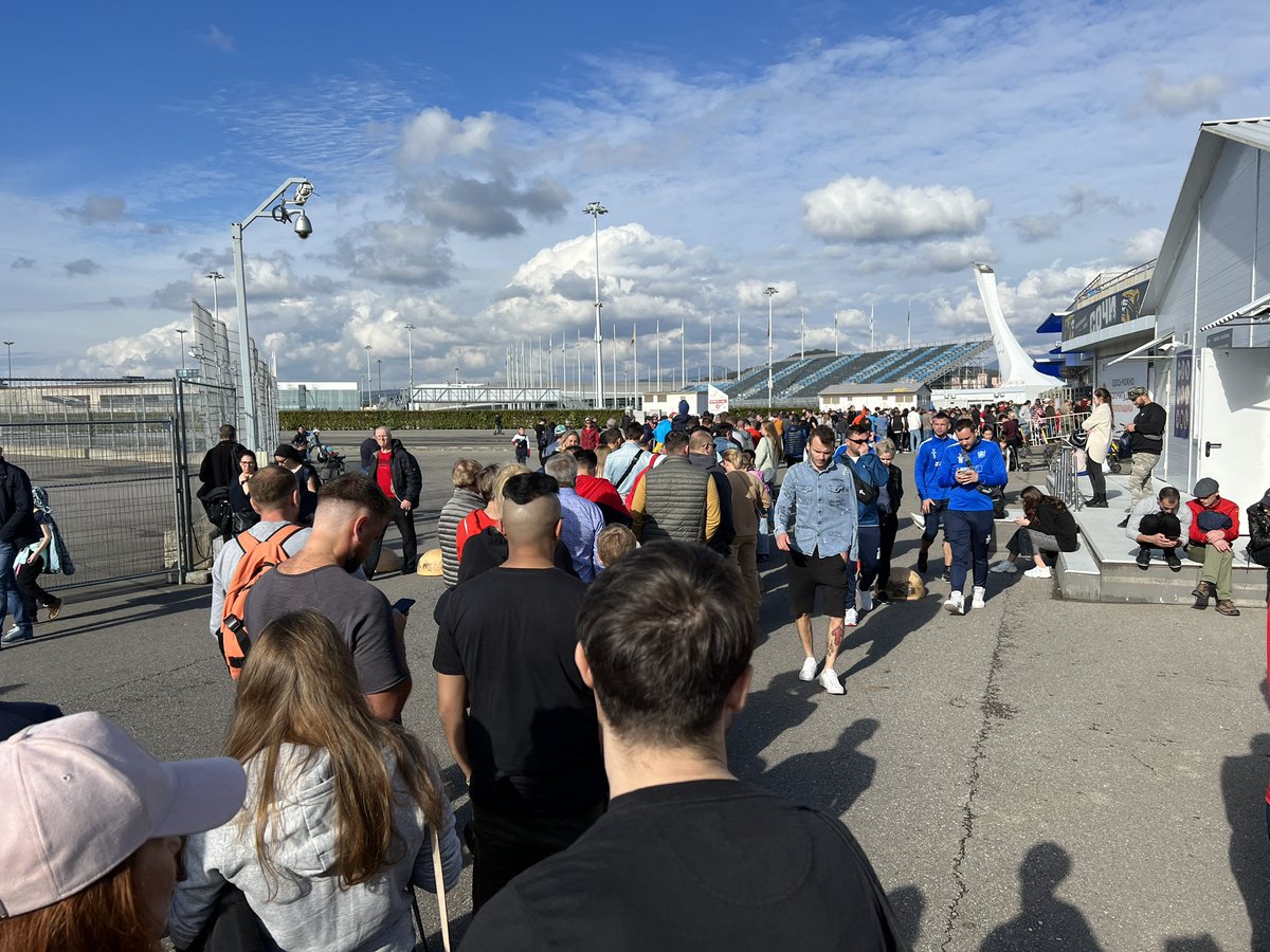 Сочи. 15 минут до начала матча. Очередь на годы да фан айди