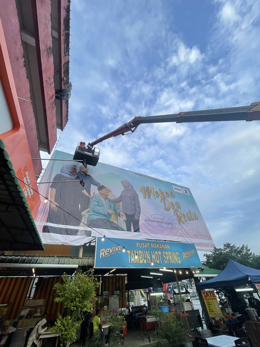 Billboard di atas Pusat Makanan Tambun Hotspring, Tambun. Selepas beberapa hari, tukar pulak lagiiii <a href="/iloveyouIPOH/">PERAK POWER</a> <a href="/twt_tambun/">Twt_Tambun</a>