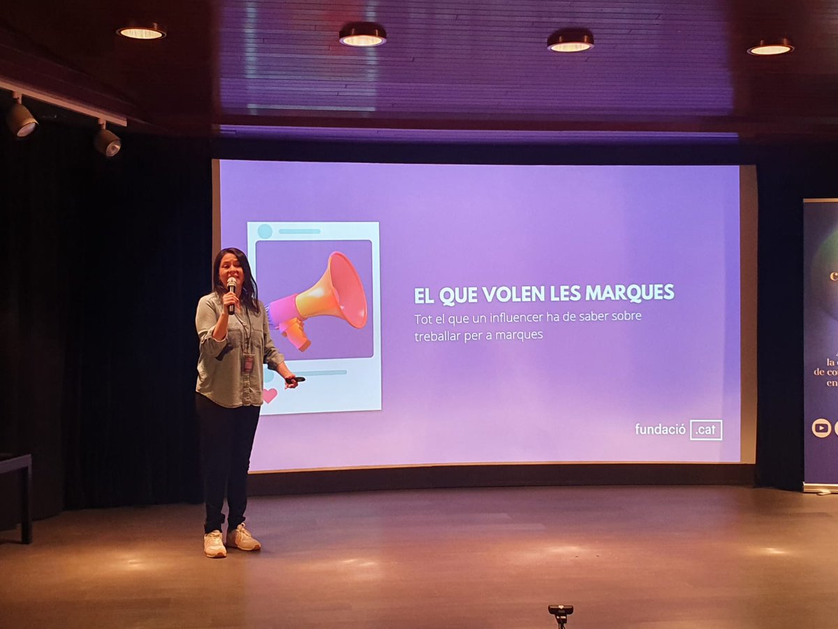 accentobert_'s tweet photo. La nostra companya Beatriz Guzmán (@pitizgb), cap de marketing de @puntCAT ha participat aquest matí al #Creafest22 amb la xerrada 'El que les marques volen: com presentar-te davant les marques per fer contingut patrocinat a les XXSS'. https://t.co/oBqvF0KtmA