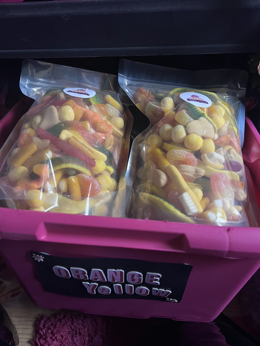 to celebrate our new mix, let’s giveaway a 1kg bag 🧡💛

follow <a href="/SweetCabinUK/">Sweet Cabin 🍬</a> 
RT this tweet 

winner picked tonight!!