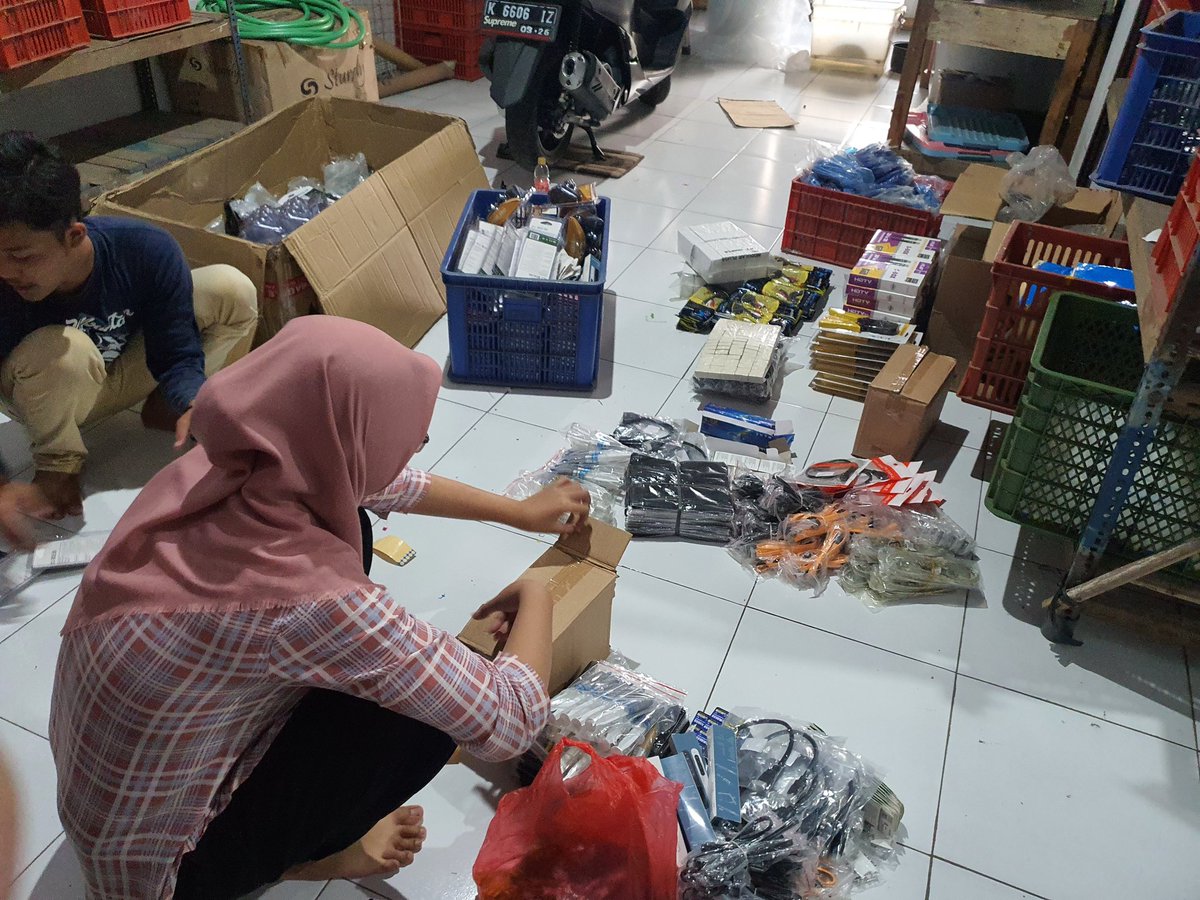 Ketika ditanya tentang #resesi, 
eh, dia cuma jawab:
"Aku isih duwè Gusti" 

*** 
Itulah hasilnya, jika Materi Wirausaha, diampu oleh Guru Agama
😅😅😅