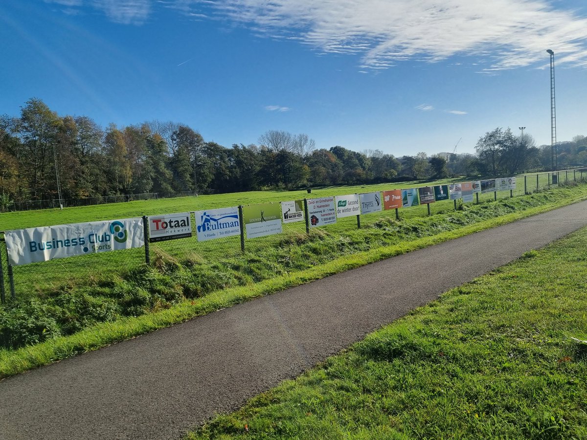 De sponsorborden hangen weer. Wil je ook reclame aan de weg? Neem contact op!