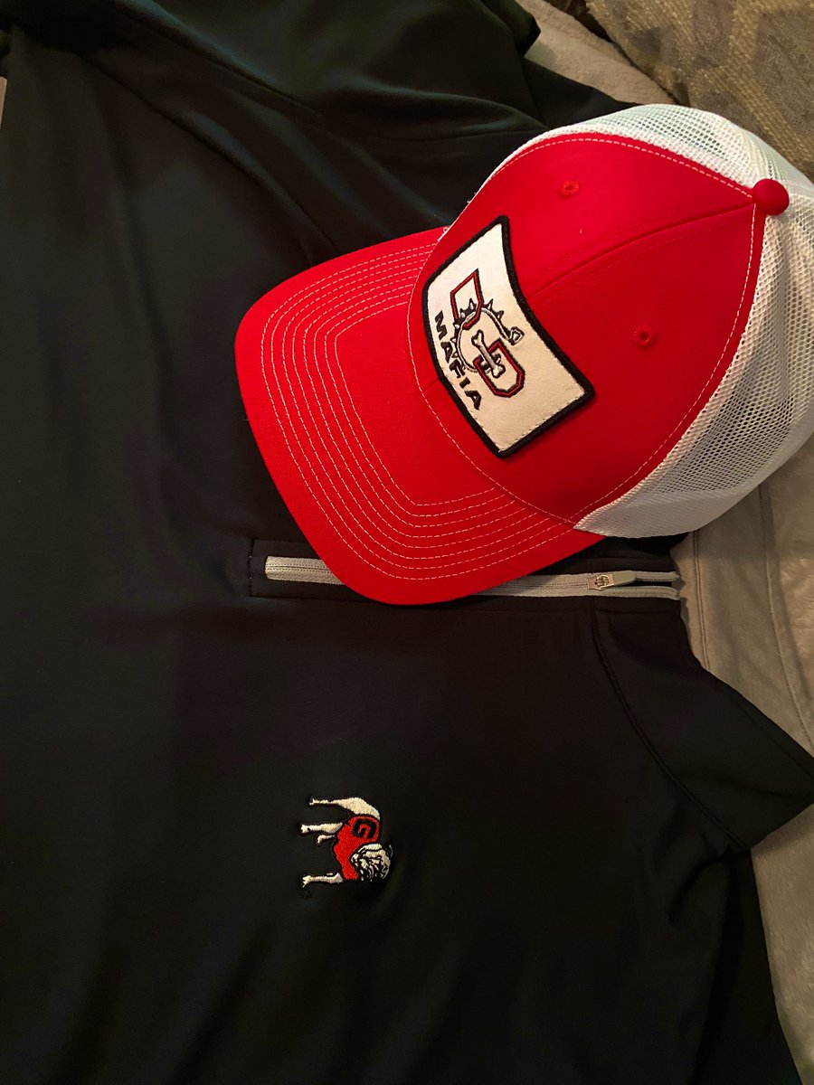 It’s time to let the Dawgs EAT!!! @DGDMafia <a href="/petermillar/">Peter Millar</a> #StandingDawg
🐶🏈🔴⚫️