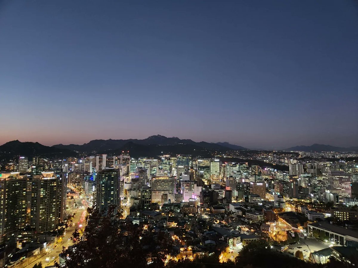 FRiSONG's tweet photo. Just a week after the Itaewon disaster..

Sunset falling in Seoul on Friday night, it's even sadder because it's still beautiful as if nothing happened https://t.co/ZvUdHEFUdX