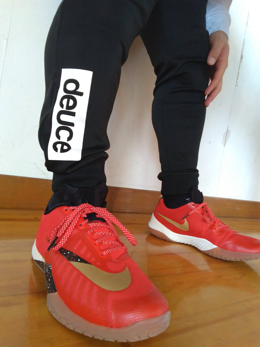basketshoeturbo's tweet photo. 今日のバッシュ1
NIKE HYPER LIVE
息子のミニバス付き添いで履いてみました!
最初はドロップインミッドソールが硬いかなーと思ってたけど、練習入って動いてみたら、適度に反発もしてくれて履きやすかった!
そして何よりこのバッシュ美しいです!
#NIKE
#HyperLive
#バスケ
#バッシュ
#deuce https://t.co/DvdSzOsRr4