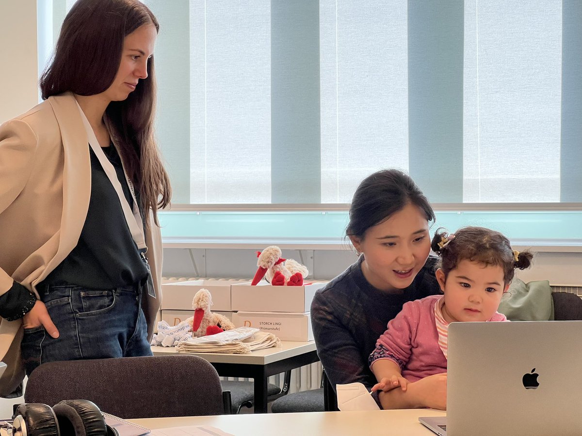 We are at <a href="/BerlinSciWeek/">Berlin Science Week</a> showing what eye-trackers can tell about language learning and processing. “Eyes as the window to language learning and processing” With <a href="/mireia__marimon/">Mireia Marimon</a> @_Onurunki <a href="/MonicaVanoncini/">Monica Vanoncini</a>