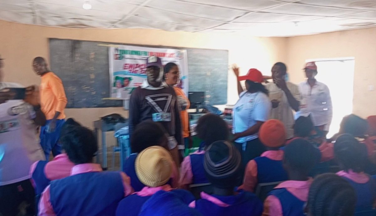 wpo2023's tweet photo. Women for Peter Obi (WPO) Plateau state chapter, went to the school and the deaf to teach/learn Papa, Mama and pikin using sign language.

#PeterObi2023 #obidatti4anewnigeria #VoteRight #LabourParty #wpo https://t.co/NfHYRyOWEq