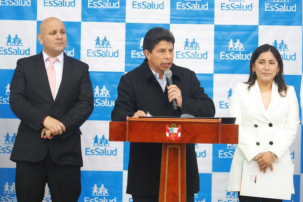 SofiaLopezLl's tweet photo. Renunció Gino Dávila Herrera como miembro del Consejo Directivo del Seguro Social de Salud al igual que de su cargo como presidente ejecutivo de EsSalud. La renuncia se da luego de que el presidente Pedro Castillo fuese abucheado en el Hospital Rebagliati. https://t.co/8SmIY6BKAA