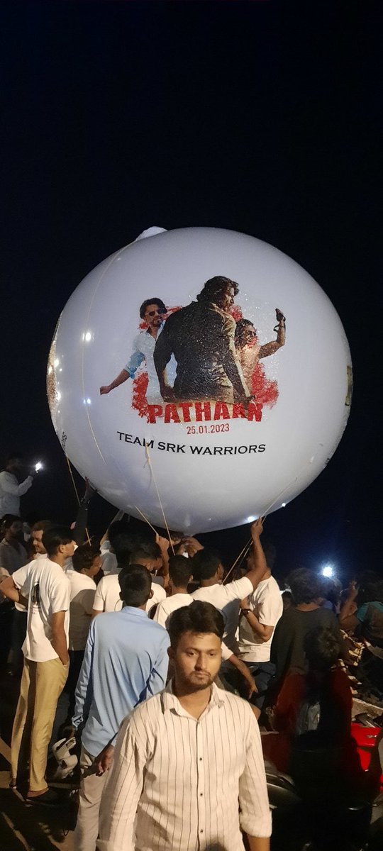 Pintuverma_'s tweet photo. Why Shahrukh Khan is Biggest SUPERSTAR OF Indian Cinema for Last 30 years and still the Best @iamsrk?
#AskSRK 
#PathaanFirstDayFirstShow https://t.co/2I8HAsnwx9