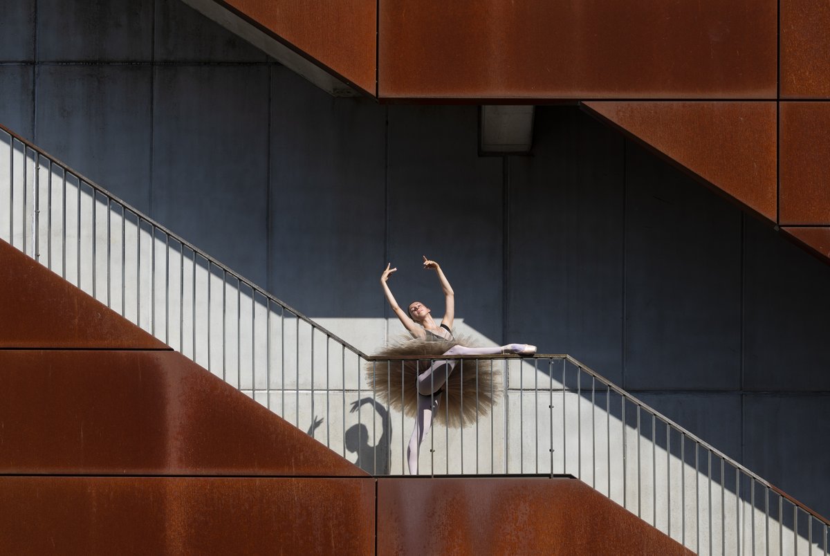 I love the contrast between the finesse of art and the roughness of architecture. #balletphotography #balletdancephotography #architecture #architect #architecturephotography #architectuur #architectuurfotografie fotograafbob.nl copyright 
<a href="/BobFotograaf/">Fotograafbob</a>