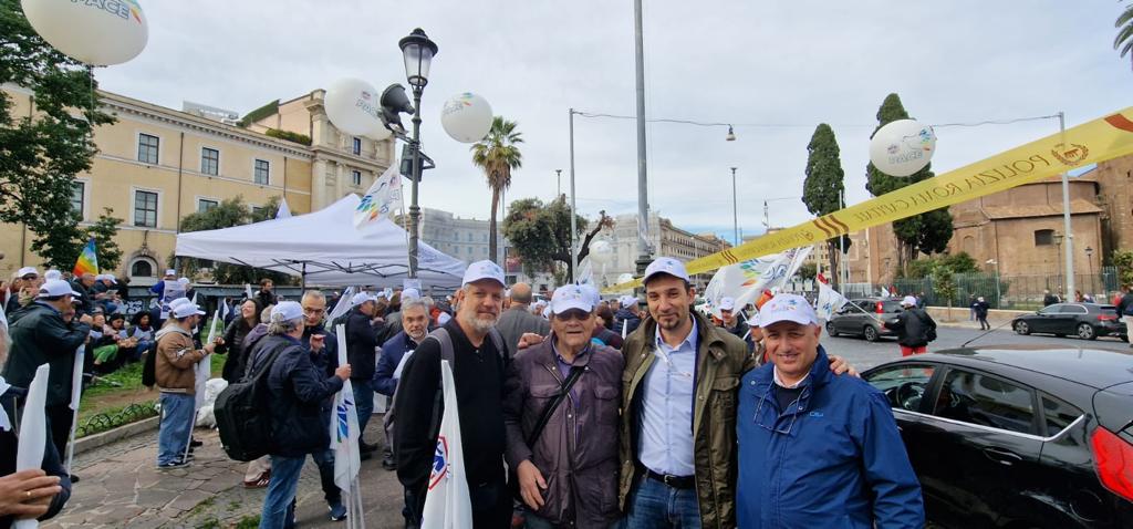 fapacli's tweet photo. MANIFESTAZIONE NAZIONALE PER LA PACE
La #fapacli presente alla Manifestazione nazionale per la Pace che sta per cominciare a Roma e che vede le @Acli_nazionali tra i soggetti promotori. @cavallo_rosario https://t.co/zl6uJB4CoO
