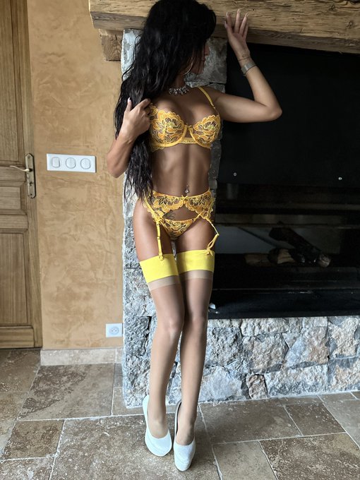 1 pic. Quelle vue préfères tu avec cet ensemble ? De face ou de dos ? ?

#RT si c’est les deux ! https://t