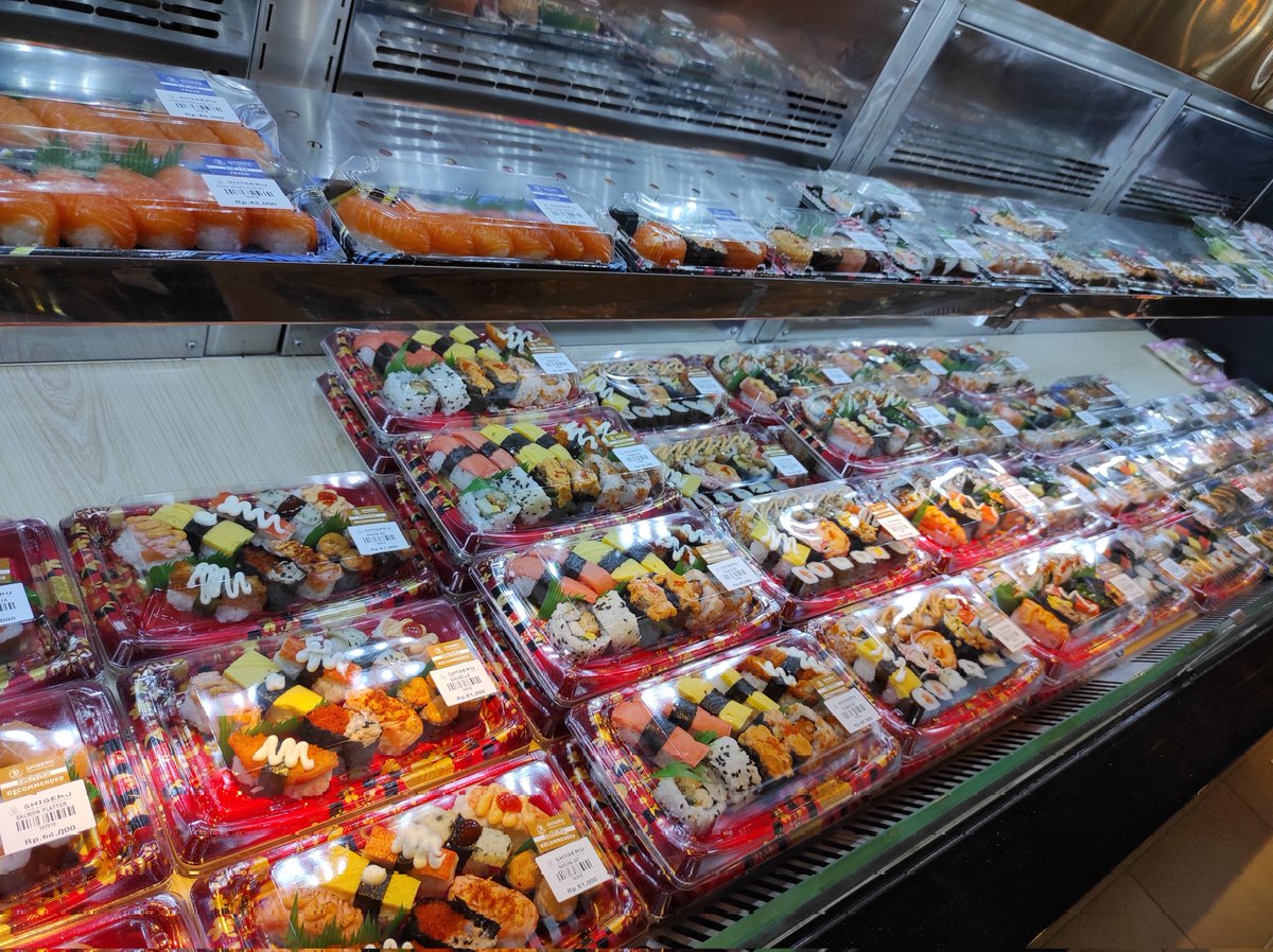 Widino's tweet photo. Di Cirebon ada Shigeru, mirip2 AEON dengan harga lebih murah. Lengkap bgt dari sushi2an, oden, katsu2an, yakitori, dll. 

Gimana ga laper mata coba? Haha. https://t.co/v17Hlcbxod