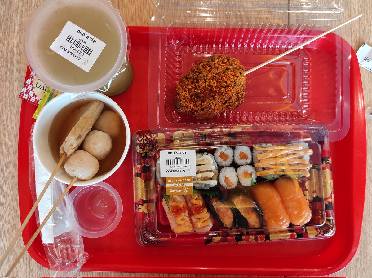 Widino's tweet photo. Di Cirebon ada Shigeru, mirip2 AEON dengan harga lebih murah. Lengkap bgt dari sushi2an, oden, katsu2an, yakitori, dll. 

Gimana ga laper mata coba? Haha. https://t.co/v17Hlcbxod
