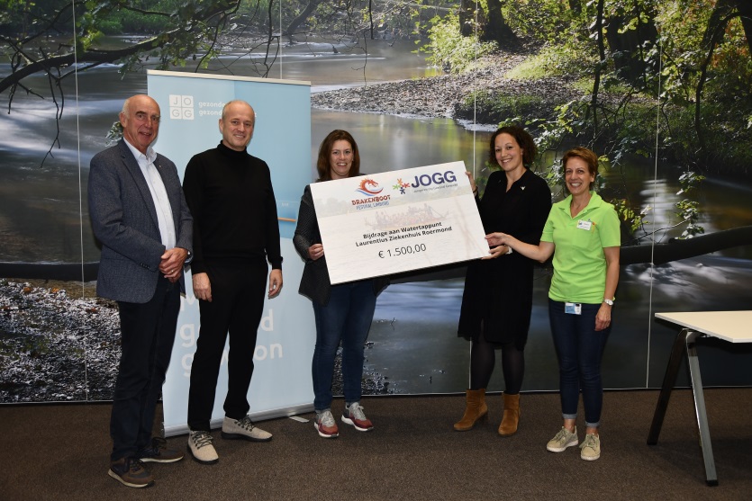 JOGG heeft 'n cheque van € 1500,- gekregen van 𝐃𝐫𝐚𝐤𝐞𝐧𝐛𝐨𝐨𝐭 𝐅𝐞𝐬𝐭𝐢𝐯𝐚𝐥 𝐋𝐢𝐦𝐛𝐮𝐫𝐠🐲 ! JOGG is een samenwerking tussen oa de gemeente Roermond en de kinderafdeling van het Laurentius Ziekenhuis en heeft als motto ‘gezonde jeugd, gezonde toekomst’. Top, bedankt!