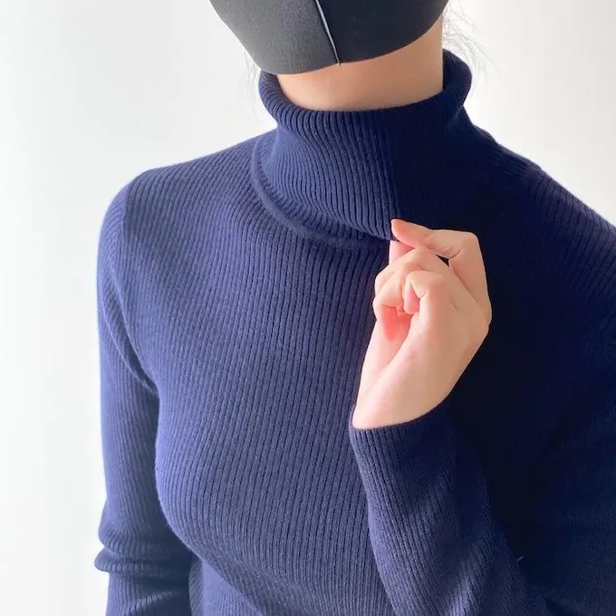 【快適】スッキリ見えるのにあったかい無印良品の「楽ちんセーター」着回し力バツグンなんです! 無印良品の「リブタートルセーター」が優秀!ほどよいフィット感で、体型がキレイに見えるの!ウールで暖かいのに首元はチクチクしにくい素材になってて、快適ですよ〜 
